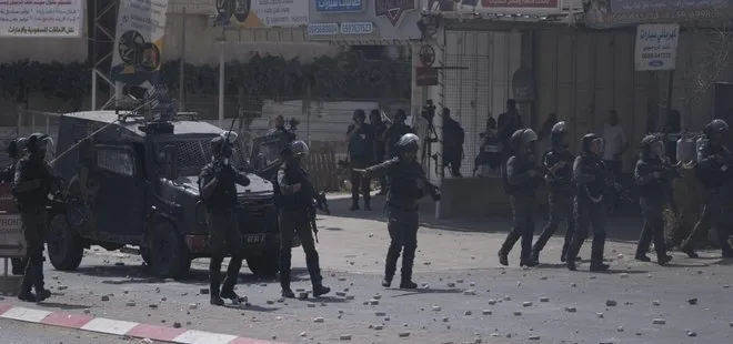 Katil İsrail askerleri Batı Şeria’da 1’i ağır 2 Filistinliyi yaraladı