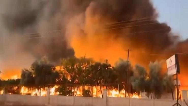 Antalya’da kağıt fabrikası yandı