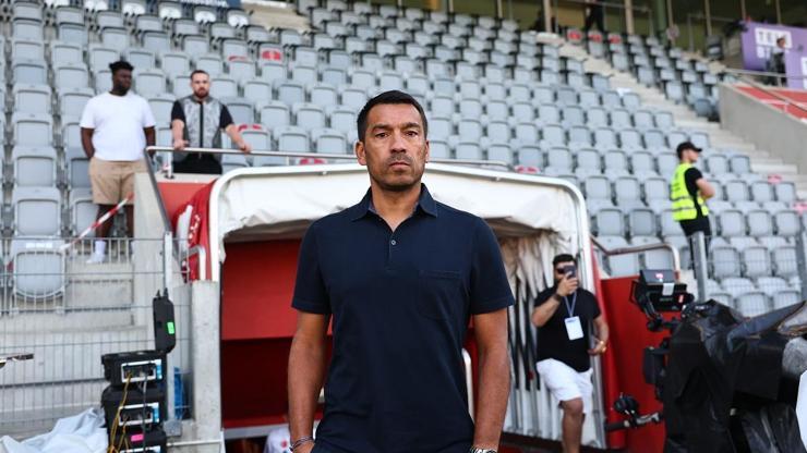 Giovanni van Bonckhorst, maç sonu taraftarlara üçlü çektirdi