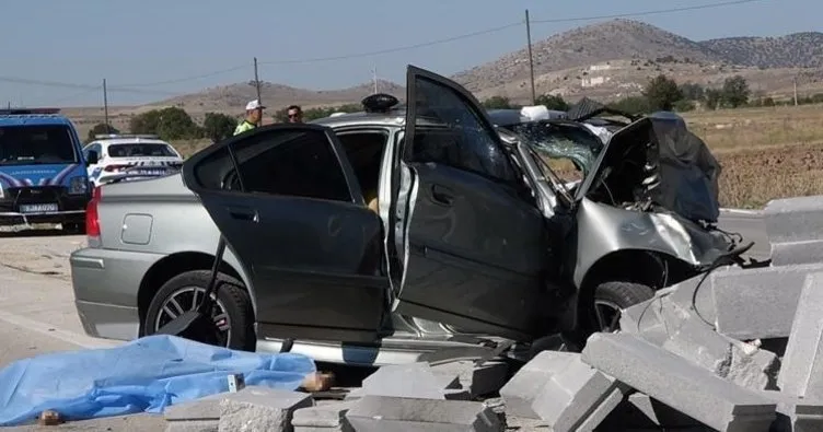 Yola bırakılan bordür taşına otomobil çarptı, karı koca öldü çocukları ağır yaralı