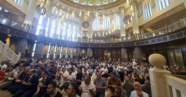 Zafer bayramında şehitler için Taksim Camisi’nde hatim indirilip Kur’an-ı Kerim okundu