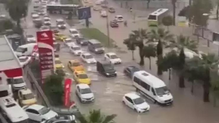 Adana’da şiddetli yağış sele dönüştü!