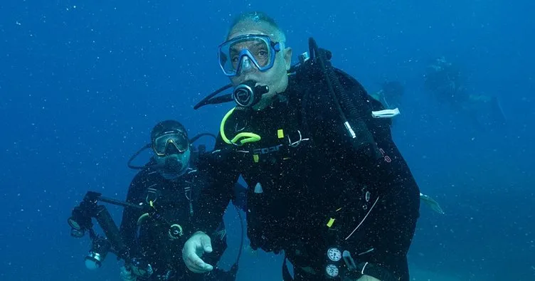 Bakan Ersoy, Antalya’da dünyanın en eski ticaret gemisi batığına dalış yaptı