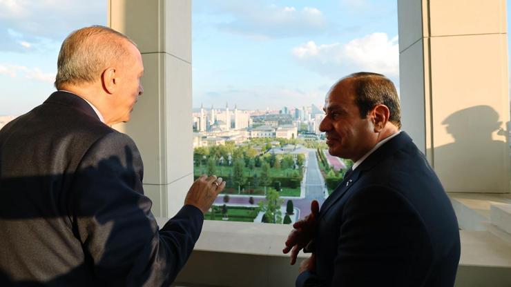 Cumhurbaşkanı Erdoğan ile Sisi Külliye’deki balkonda sohbet etti