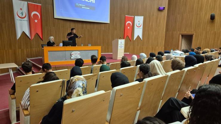 Hastanede staj yapan hemşire adaylarına uyum eğitimi