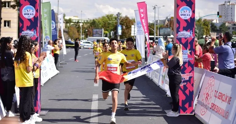 Kayseri’de “dünya” koştu… 13 ülkenin sporcuları uluslararası yarı maratonda buluştu