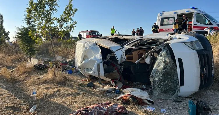 Minibüs ile traktör çarpıştı: 2 ölü, 9 yaralı