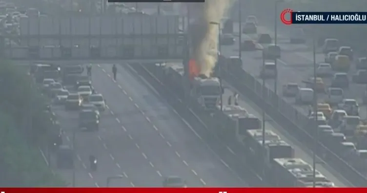 SON DAKİKA | İstanbul’da metrobüs yanıyor! İşte olay yerinden ilk görüntüler