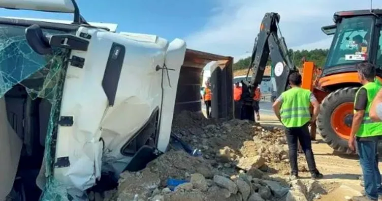 TEM’de hafriyat yüklü kamyon devrildi şoför yaralandı