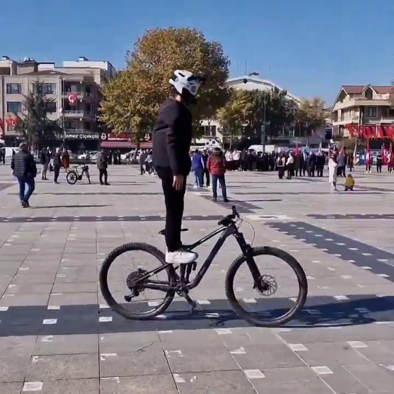 Bisiklet üstünde hazırola geçti