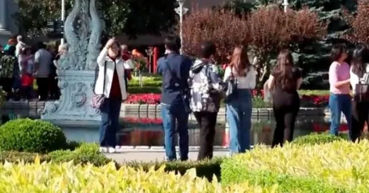 Cumhuriyet Bayramı’nda Dolmabahçe Sarayı ziyaretçi akınına uğradı: Metrelerce kuyruk oluştu…