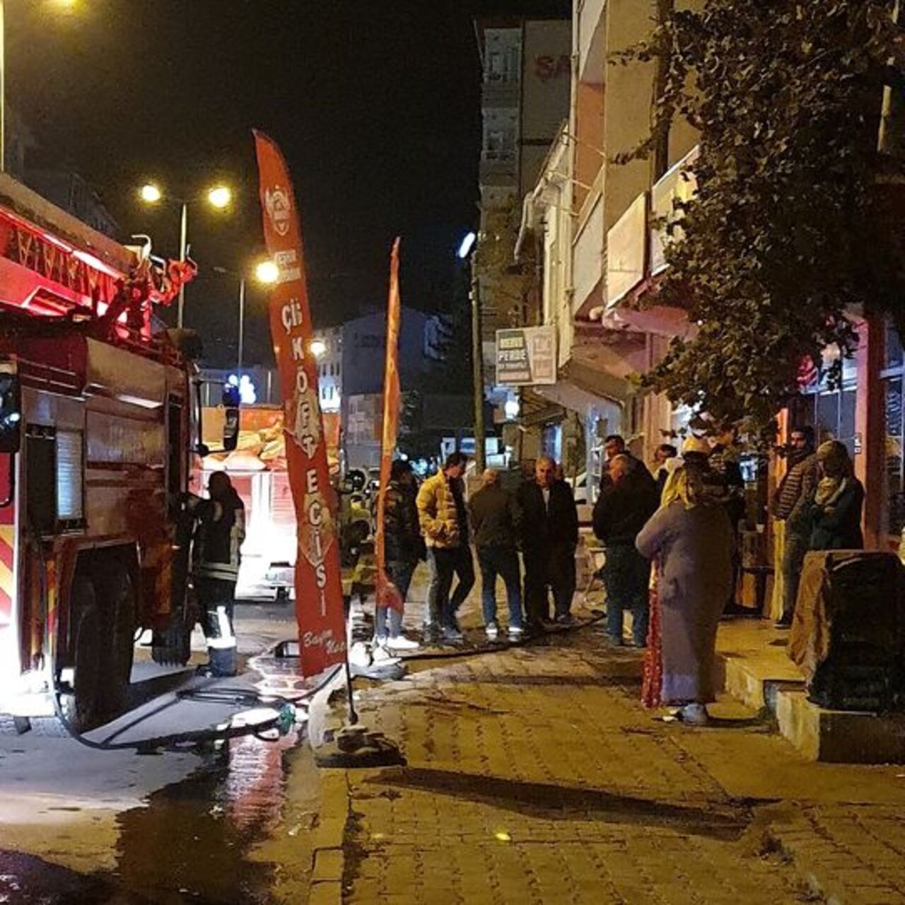 Pet shopta feci yangın! Kuşlar ve balıklar öldü, 1 kişi yaralandı