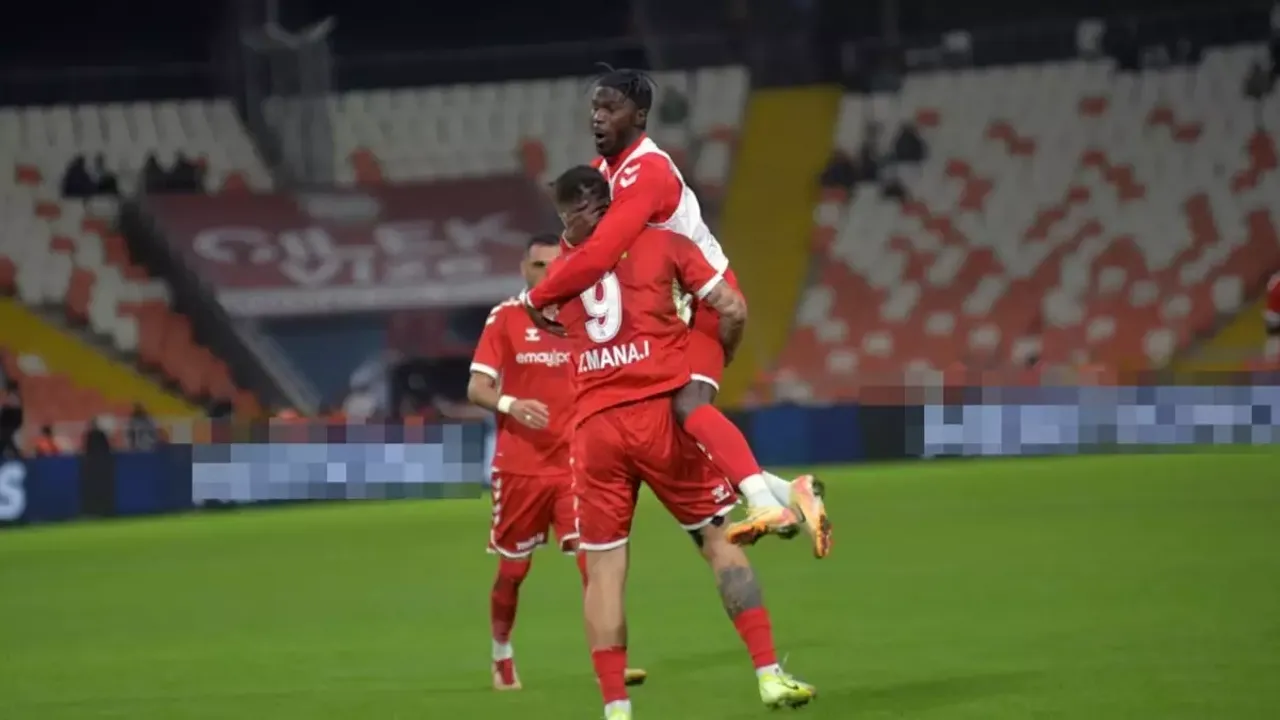 Tartışmalı sponsor bu kez Adana Stadyumu’nda karşımıza çıktı!