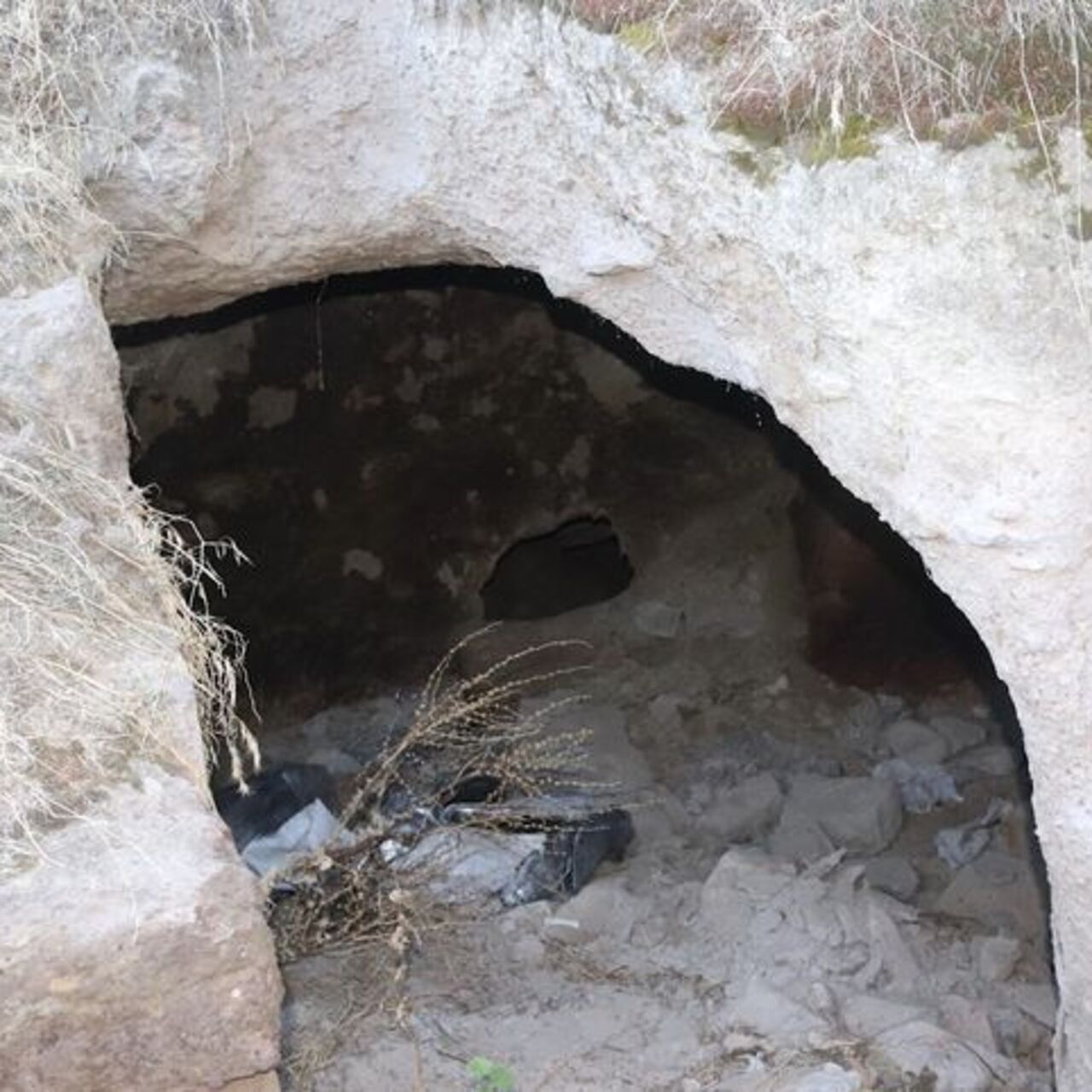 189 yıllık kilisenin levhasını çaldı