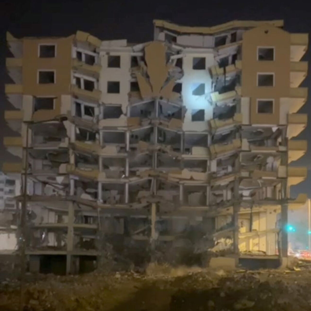 6 katlı bina aniden çöktü