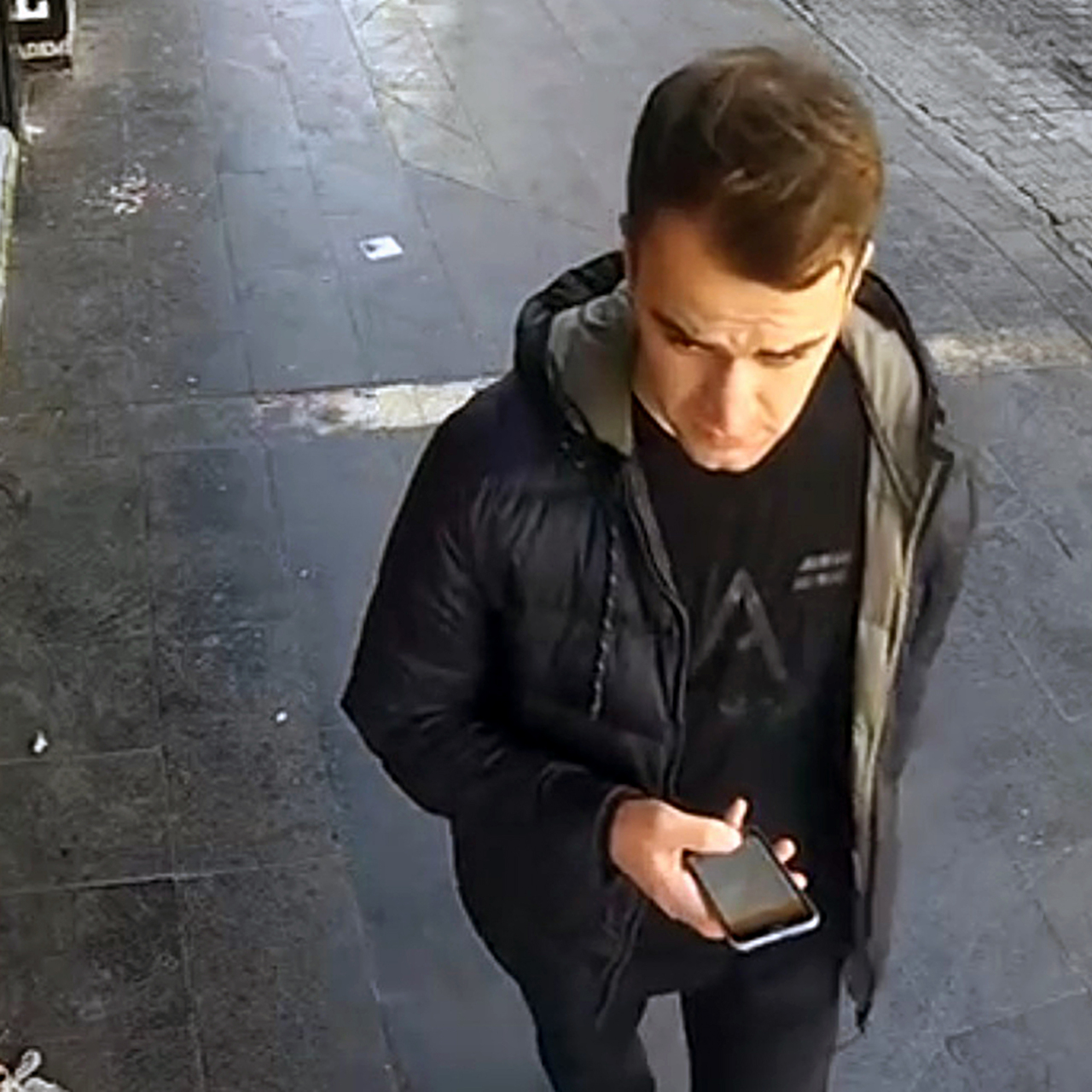 Adres sorma bahanesiyle cep telefonunu çaldı