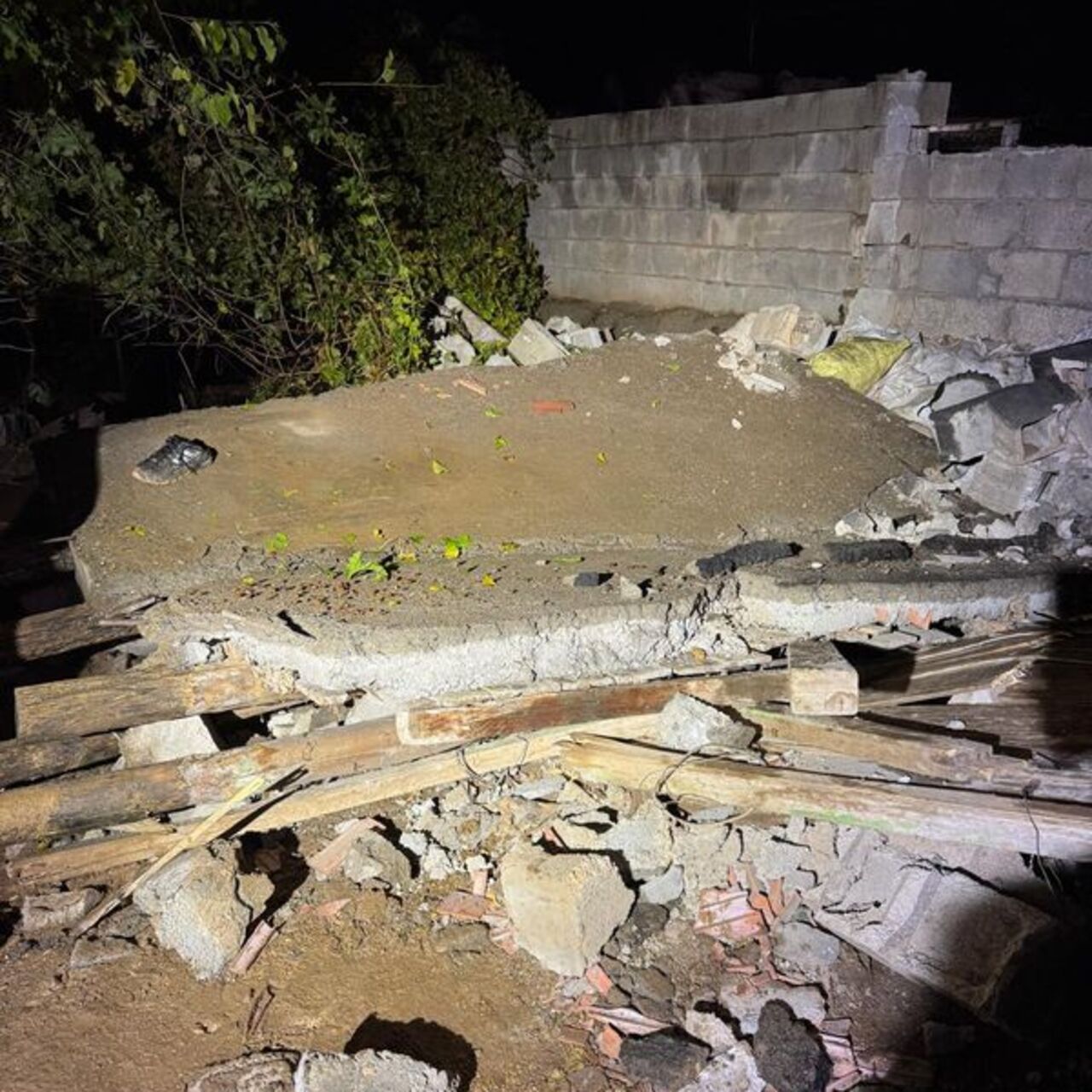 Aşırı yağıştan müstakil ev çöktü: 2 yaralı