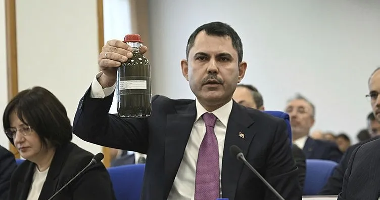 Bakan Kurum İzmir’deki rezaleti numune ile anlattı: “O körfez bir zahmet temizlenecek"