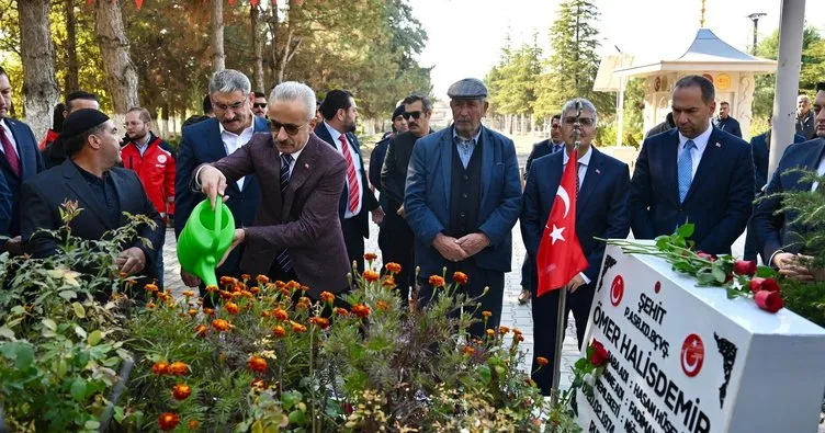 Bakan Uraloğlu 15 Temmuz kahramanı Şehit Ömer Halisdemir’in kabrini ziyaret etti