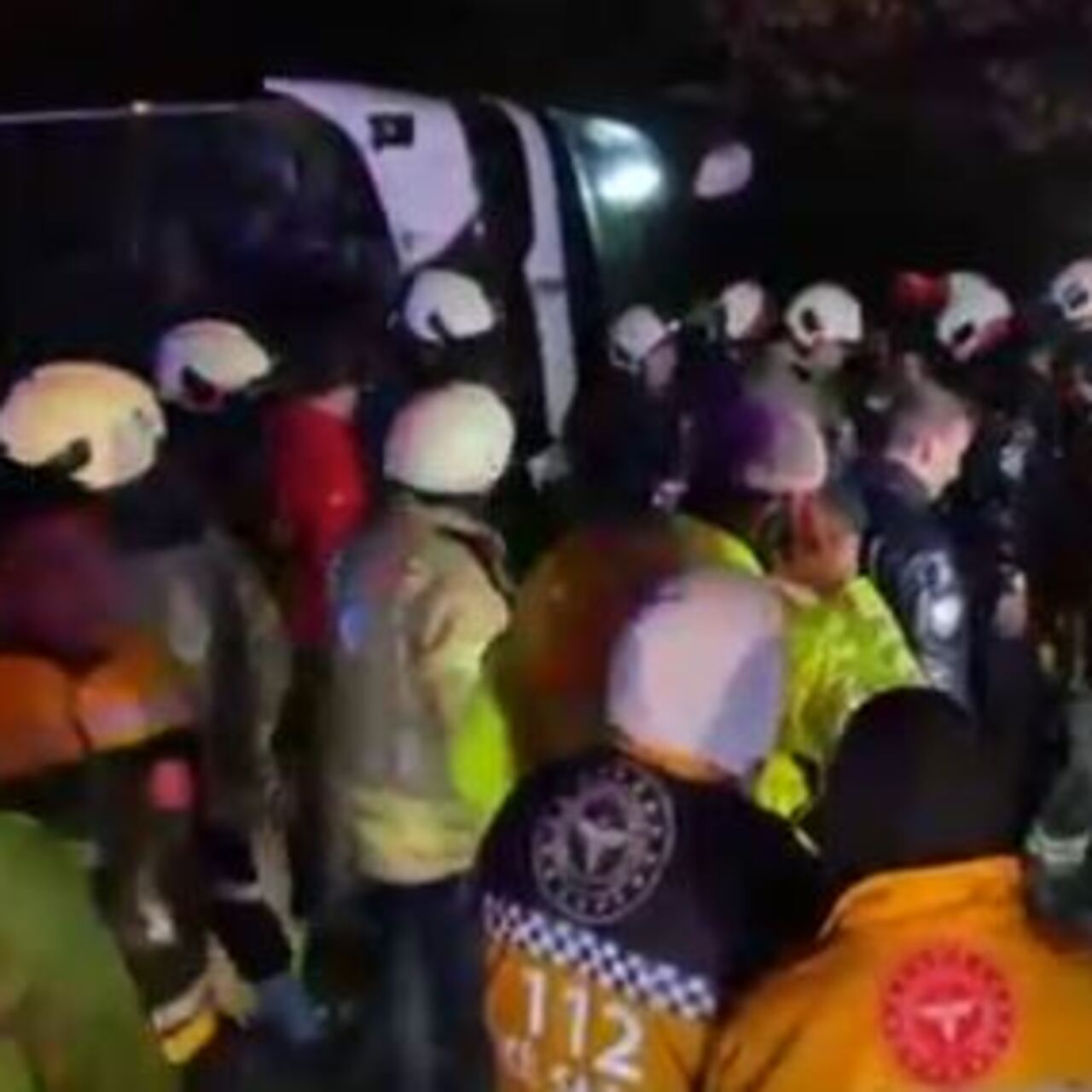 Bayrampaşa’da yolcu otobüsü devrildi!