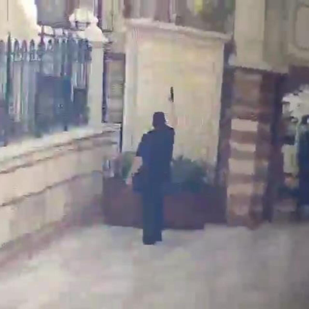 Cami avlusunda havaya ateş açtı!