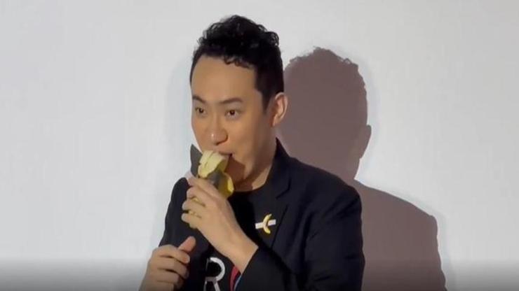 Çinli girişimci 6.2 milyon dolara aldığı “muz eserini” yedi