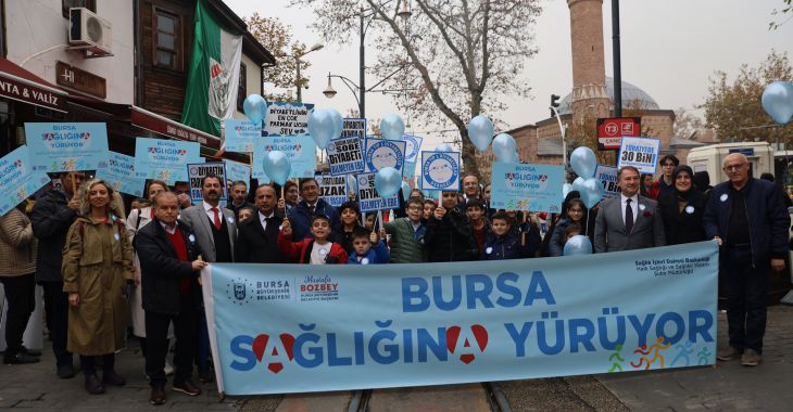 Diyabete dikkat çekmek için mavi balonlar gökyüzüne bırakıldı