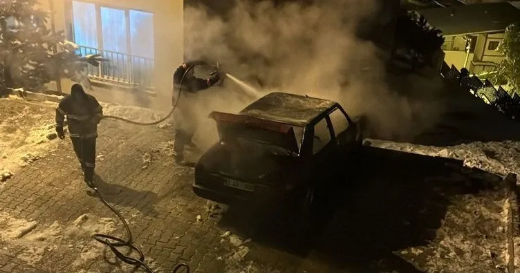 Gümüşhane’de park halindeki otomobil alev alev yandı