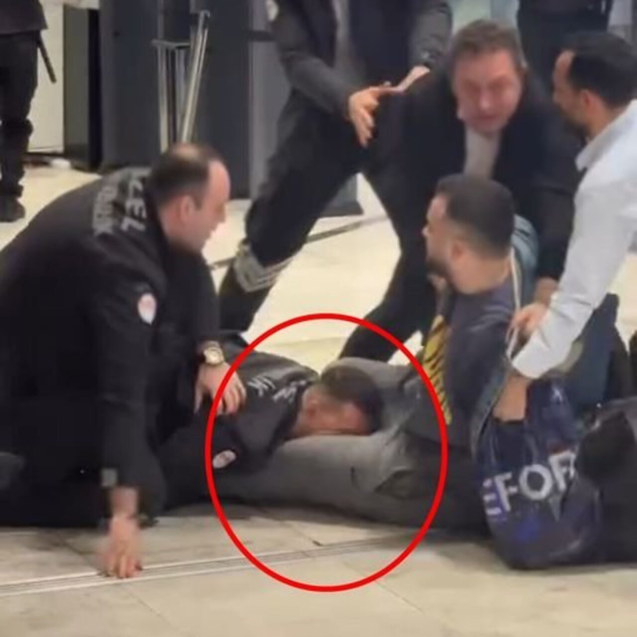 Güvenlik görevlisi tartıştığı kişinin bacağını ısırdı!