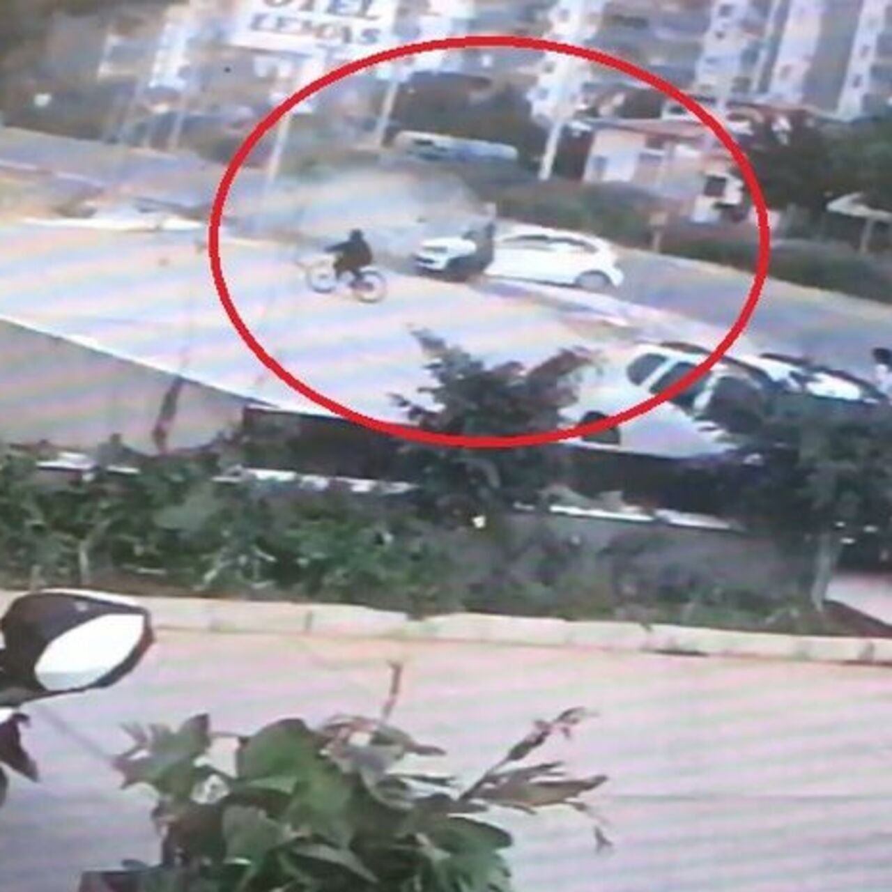 Kaldırımda yürüyordu… Otomobil ezdi öldü! Sürücü serbest!