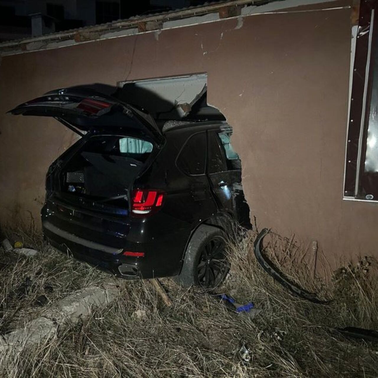 Kontrolden çıkan cip müstakil eve daldı: 1 yaralı