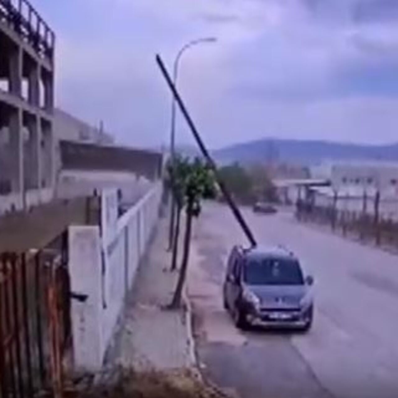 Lodos etkisi: Metal parça otomobile saplandı