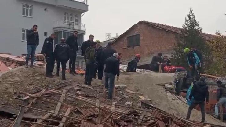 Malatya’da ağır hasarlı binada yıkım sırasında göçük oluştu: Kepçe operatörü enkaz altında kaldı