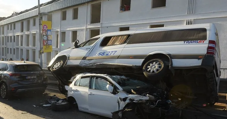 Maltepe’de vinç 6 aracı biçti! Faciadan dönülen kazada 2 kişi yaralandı