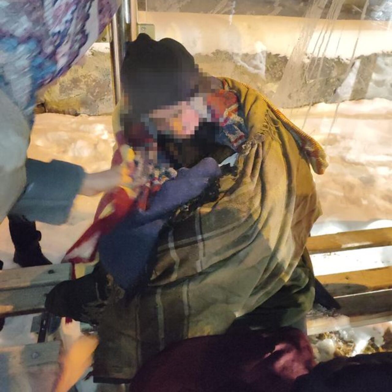 Otobüs durağında donmak üzereyken kurtarıldı