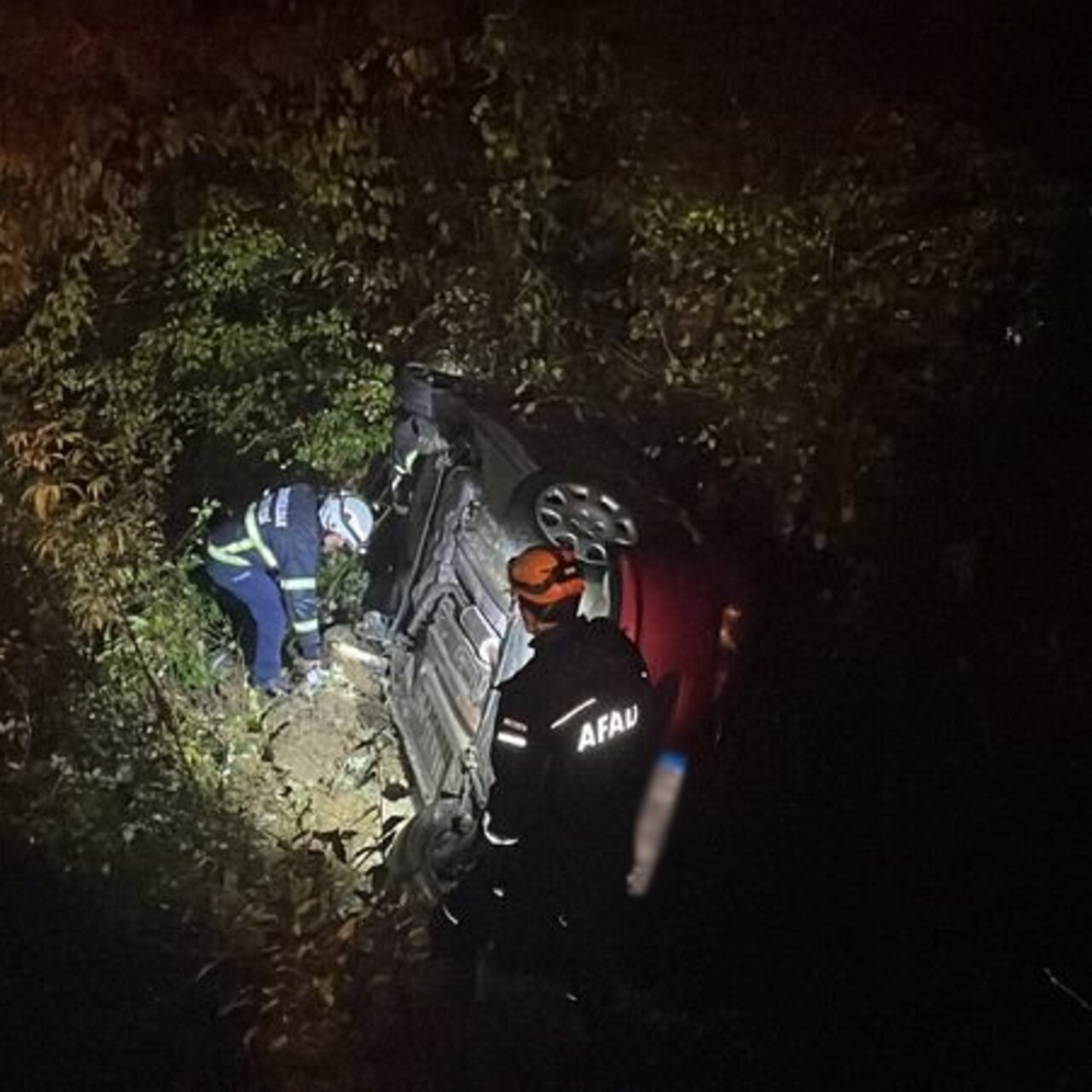 Otomobil su kanalına devrildi: 4 yaralı