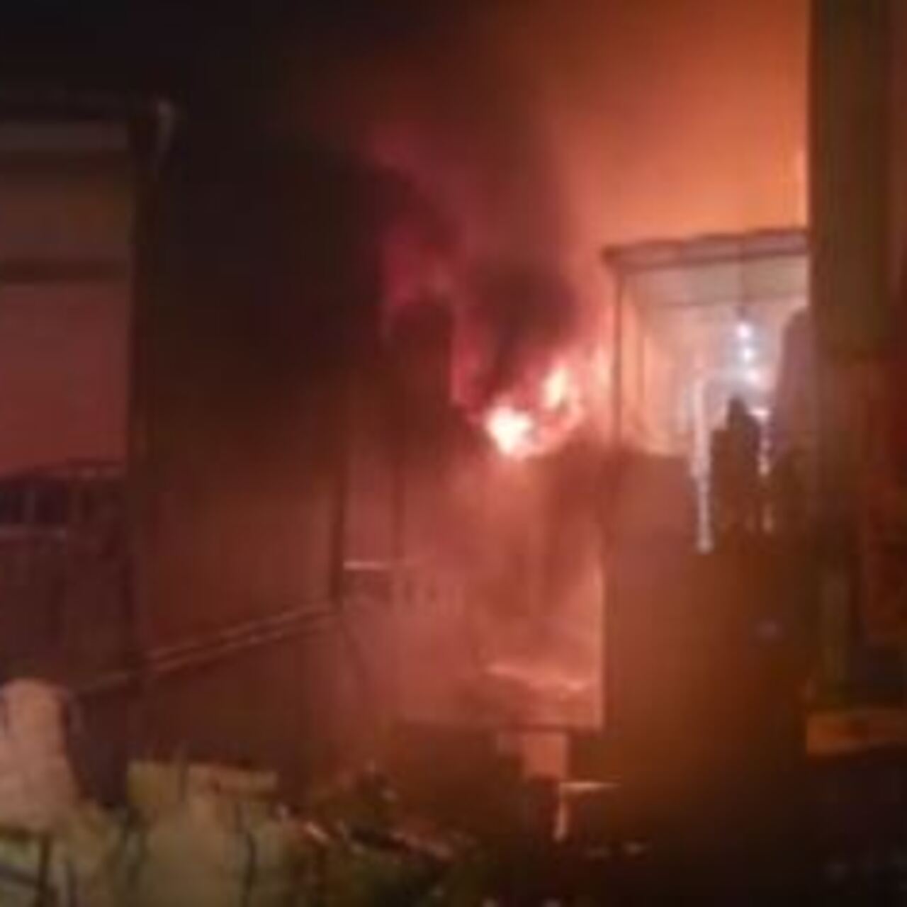 Plastik malzeme deposunda yangın