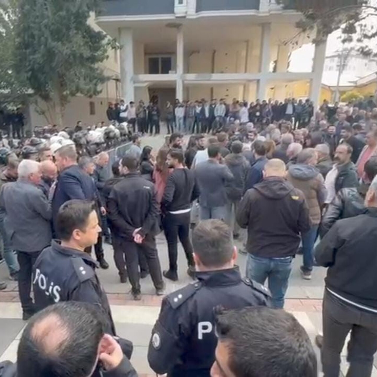 Polise taşlı saldırıda 253 gözaltı