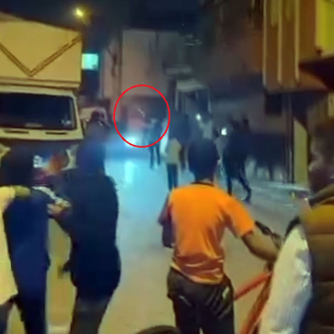 Tahliye sonrası silahlı kutlama!