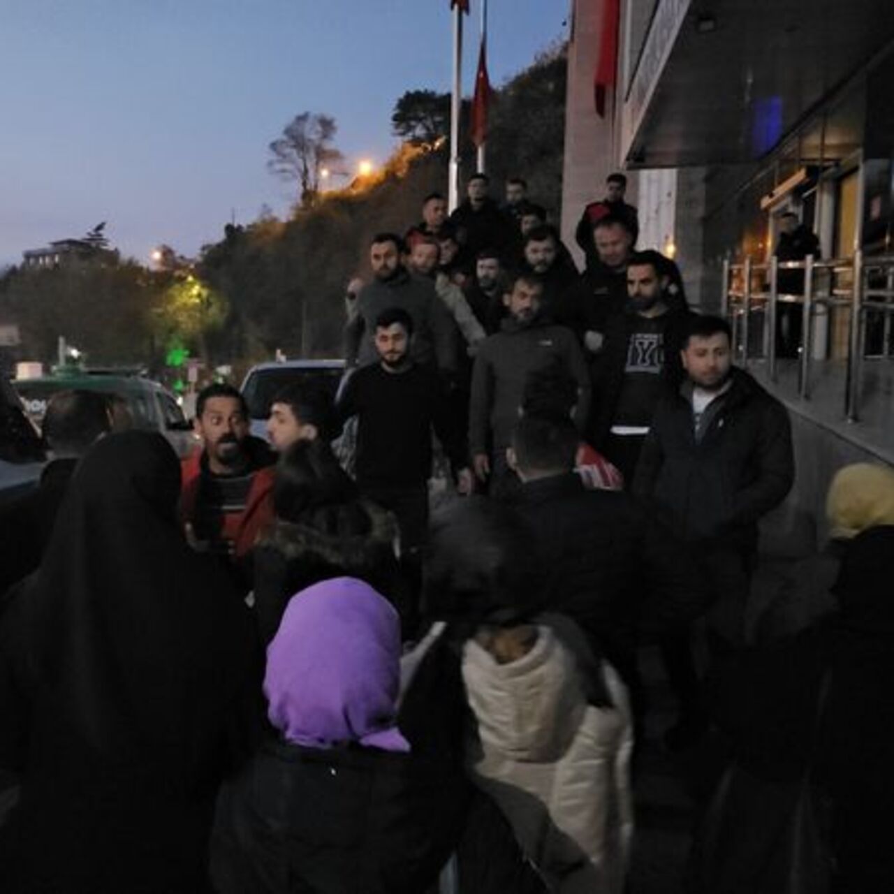 Trafikte kavga ettiği kişiyi bıçakladı, mahalleli linç girişiminde bulundu