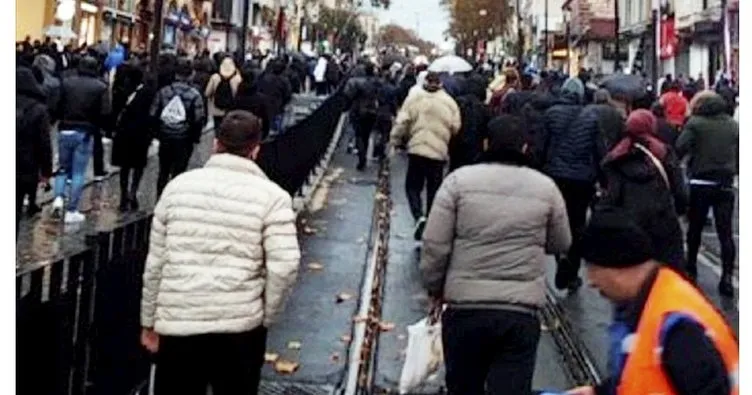 Tramvay arızalanınca yolcular raylarda yürümek zorunda kaldı