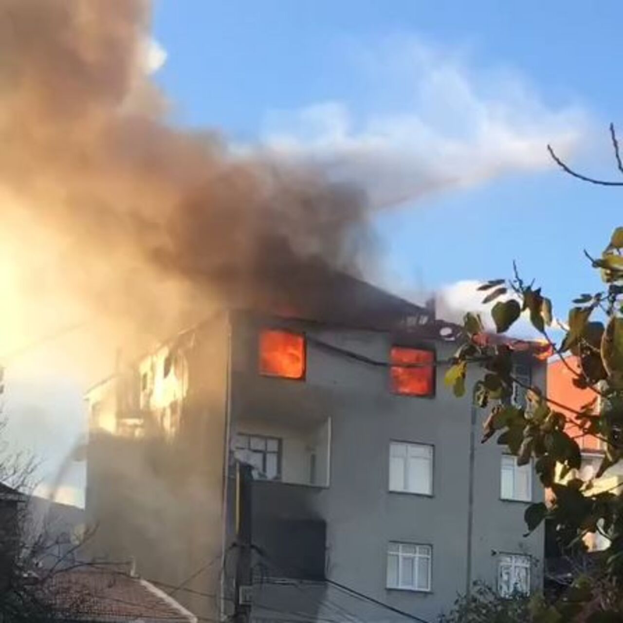 Ümraniye’de korkutan yangın!