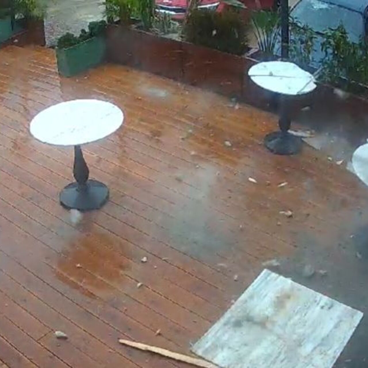 Yıldırım düştü! O anlar kamerada