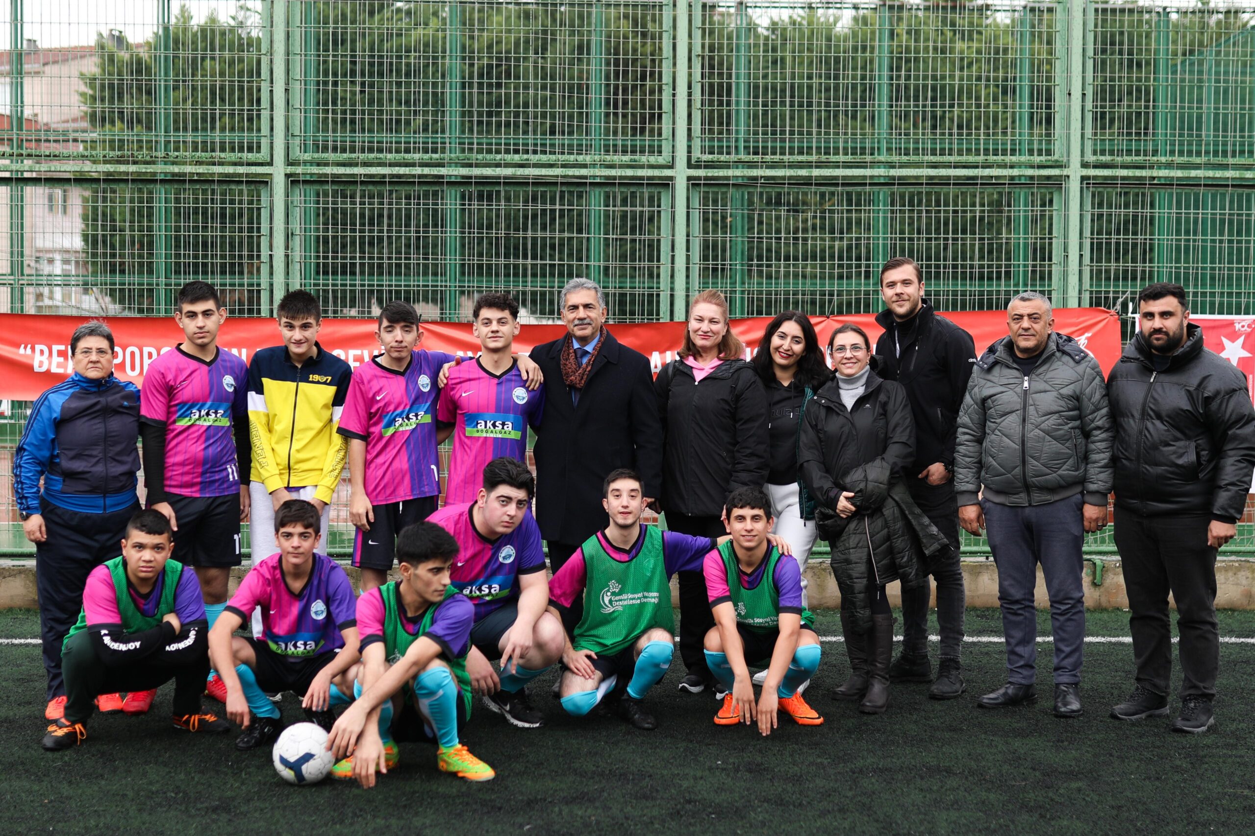 Gemlik’te özel gençler yeşil sahada