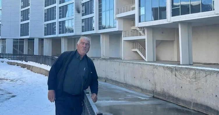 70 yaşındaki Nihat dede eksi 15 derece suya girerek gençlere taş çıkartıyor