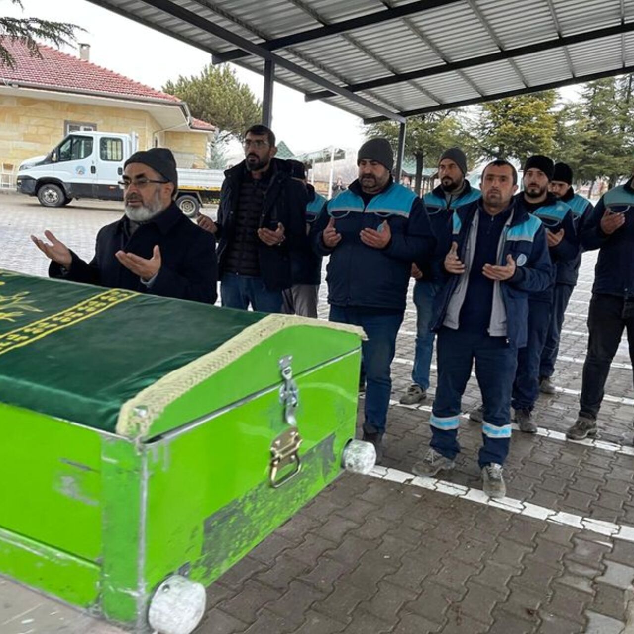 Ailesi istedi, kimsesizler mezarlığına gömüldü