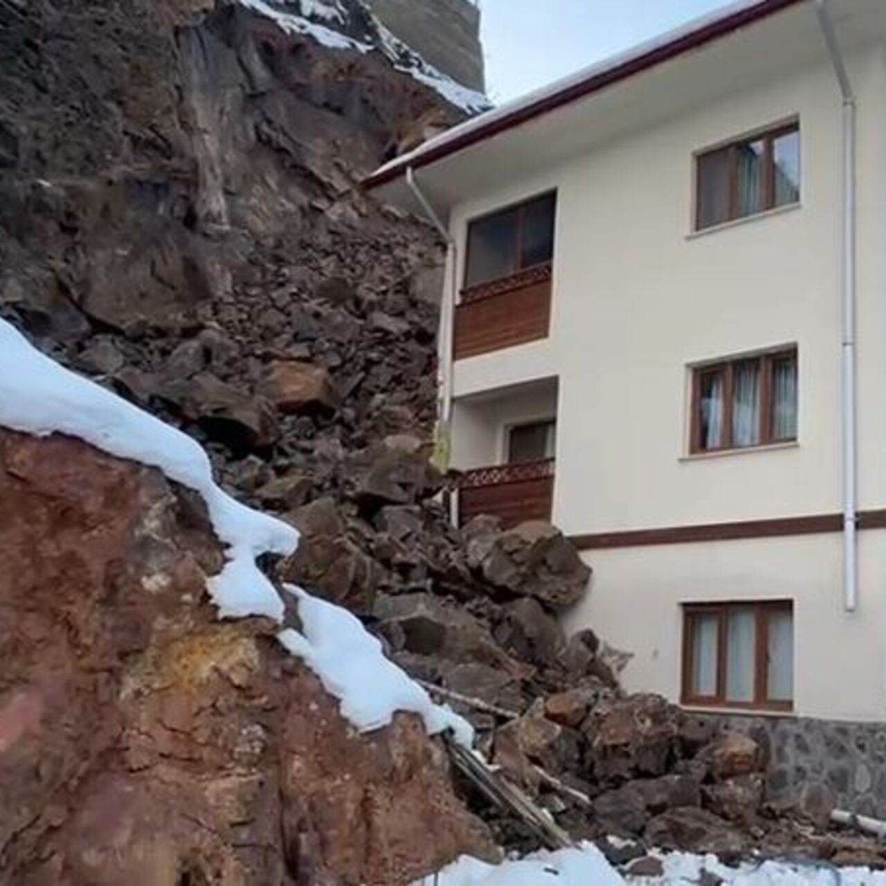 Artvin’de heyelan! Kayalar evin içine girdi