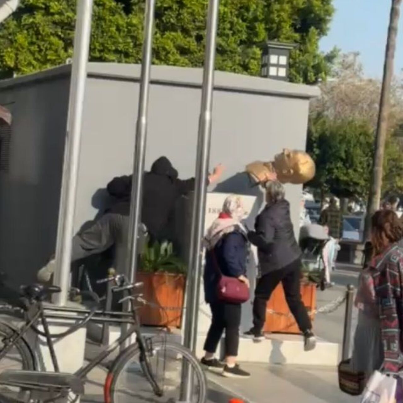 Atatürk büstünü iterek düşürmüştü!