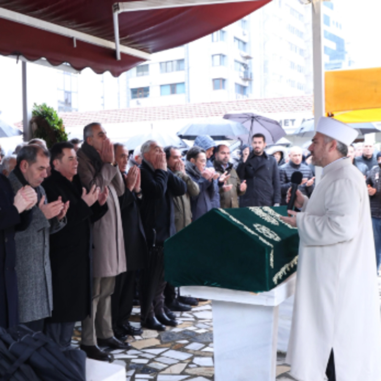 Ateş’i yakınları yalnız bırakmadı