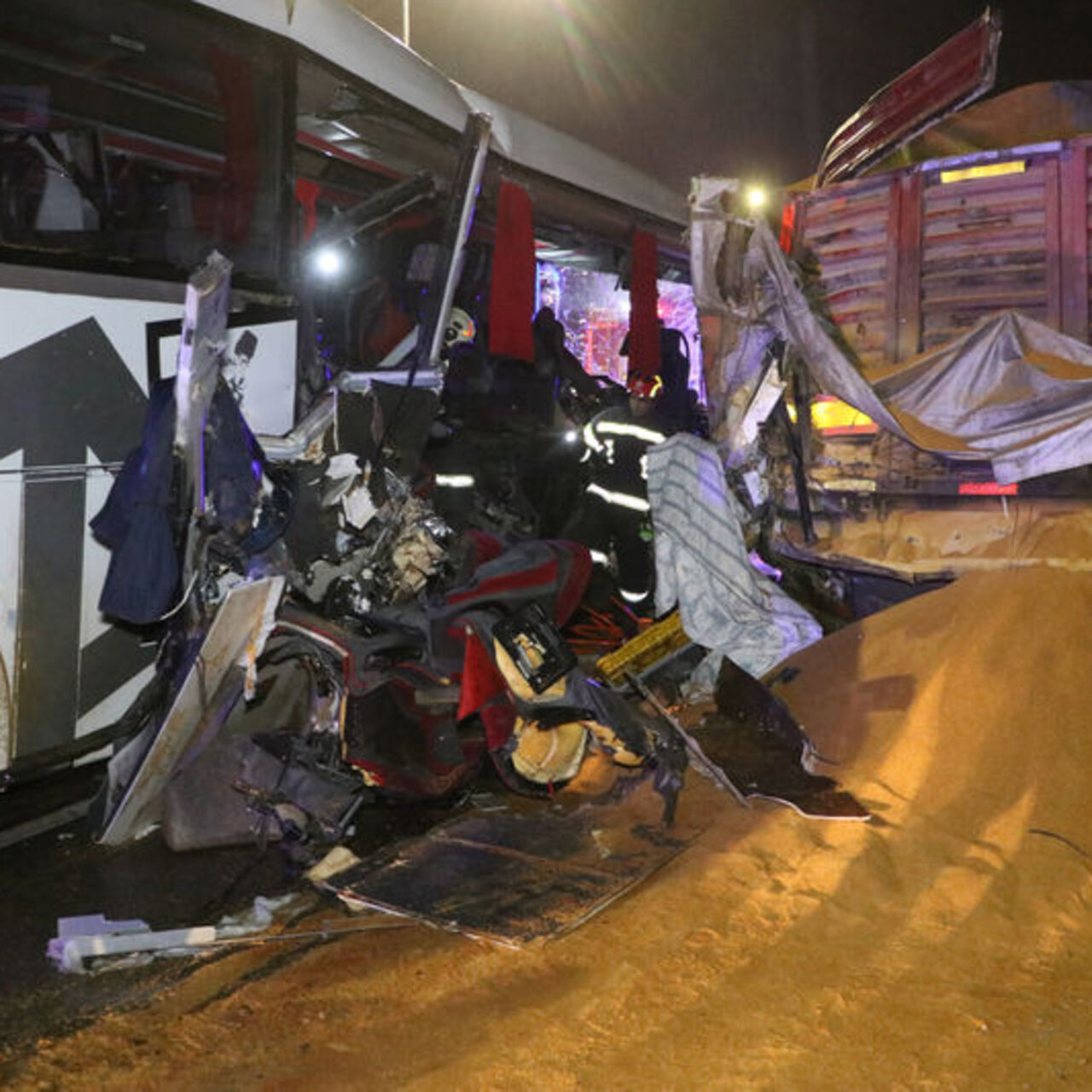 Denizli’de yolcu otobüsü TIR’a çarptı: Ölü ve yaralılar var